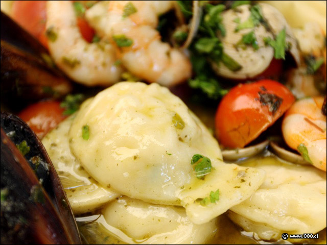 Ravioles de Merluza con forma de pescado y salsa de mariscos - Capperi!
