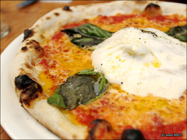 Mozzarella du Bfala con pasta de tomates y albahaca en la Pizza Margarita del restaurante Capperi! - Capperi!