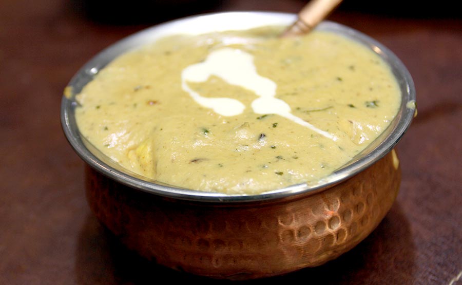 Dal Makhan, lentejas cocinadas en curry - The Raj