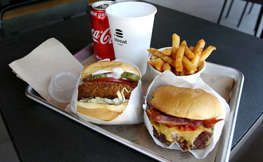 Veggie Burger y Red Burger. - Streat Burger (Parque Arauco)