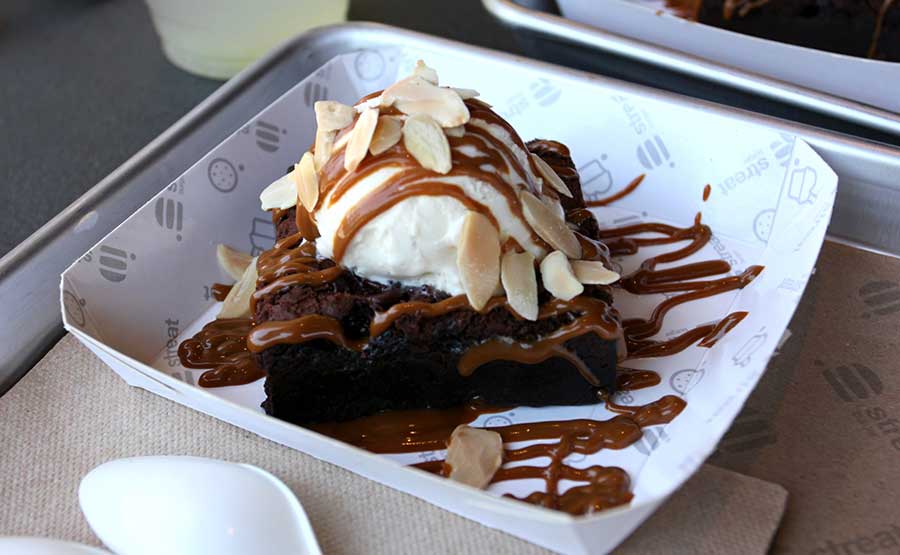 Brownie de Chocolate con Helado de Vainilla. - Streat Burger (Parque Arauco)