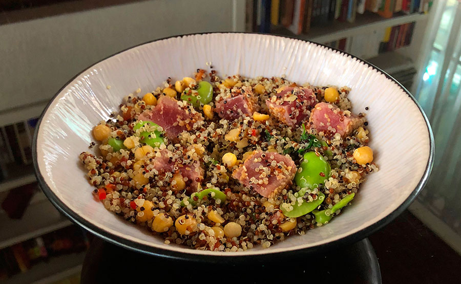 Quinoa Tres Colores con Atn Sellado en ssamo y verduras