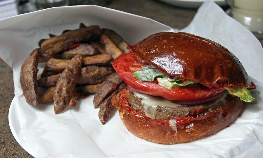 Hamburguesa muuMami con papas fritas nativas