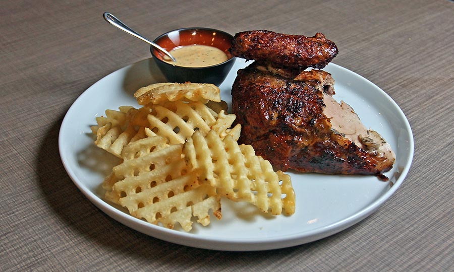 Pollo a la sal asado con papas fritas