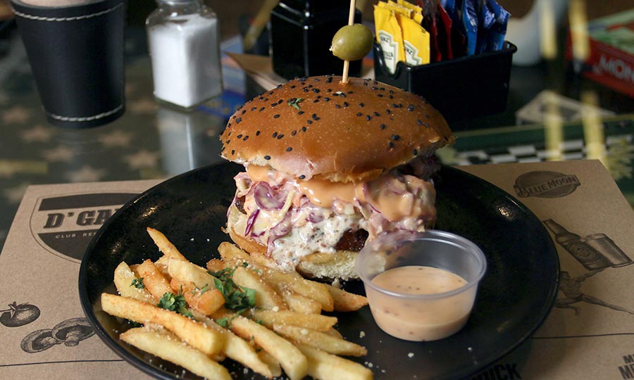 Sandwich Pulpork Max con coleslaw y aros de cebolla - D Gang Restaurante