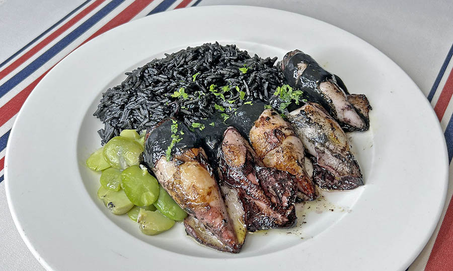 Plato de chipirones con arroz negro
