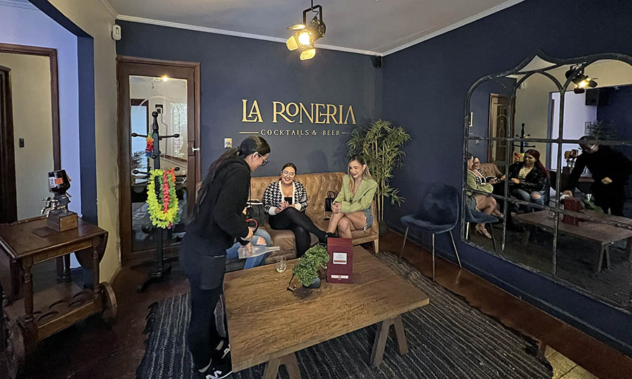El amplio saln y living en el segundo piso de La Ronera - La Ronera Barrio Italia