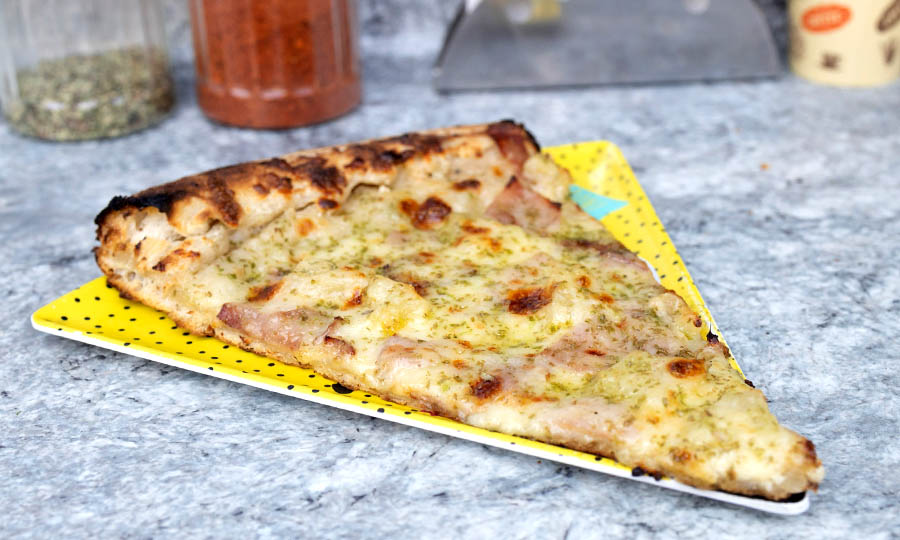Sorpresa de pizza al corte con la versin Hawaiana - Dannys New York Style Pizza