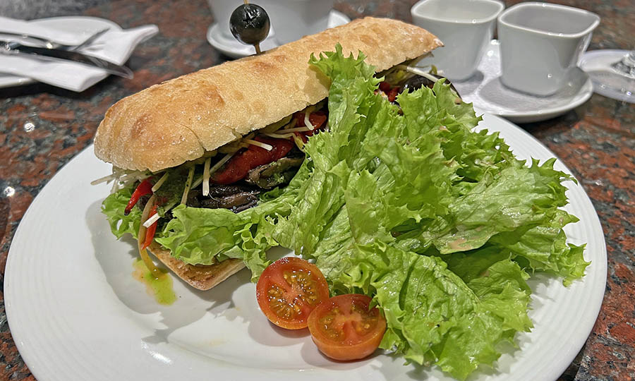 Sandwich vegetariano de berenjanas - Bar Bristol - Hotel Plaza San Francisco
