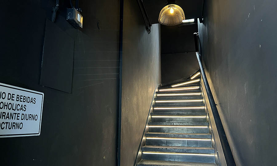 La vertical escalera que te lleva a BLCK Caf Bar 