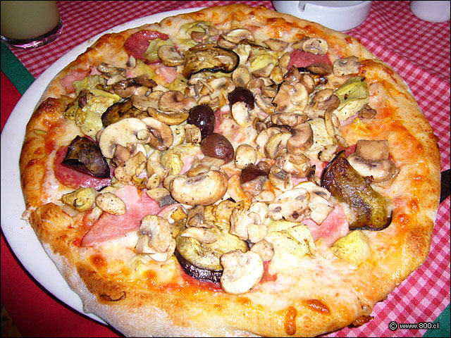 Pizza de zetas con jamn, salame y fondos de alcachofa - Tiramis