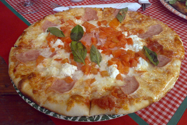 Pizza a la piedra de jamn, ricota, tomate y albahaca - Tiramis