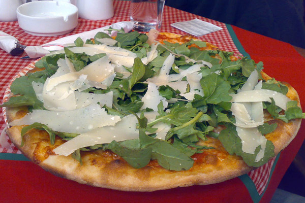 Pizza de rcula con lminas de parmesano - Tiramis