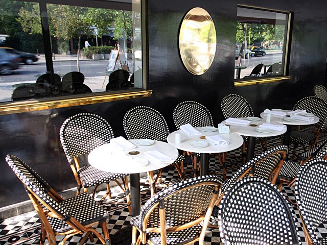 Detalle de las mesas en la terraza - Confitera Torres - Isidora