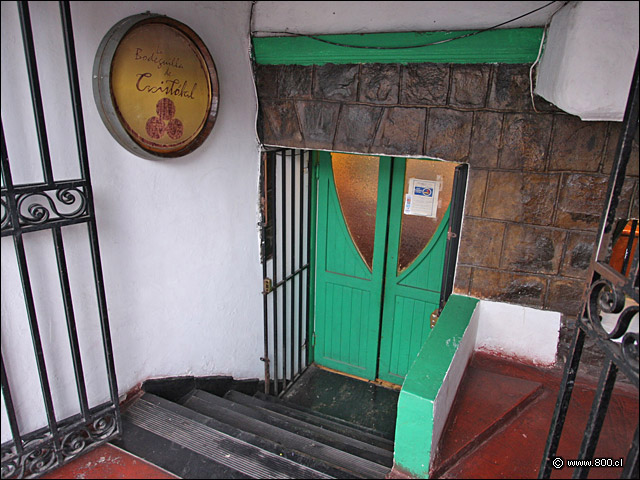 Detalle del acceso ebn bajada tipo taberna al restaurante - La Bodeguilla de Cristbal