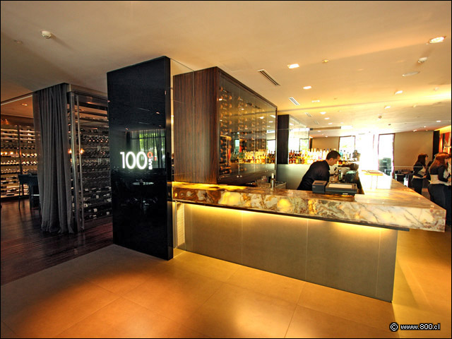 Barra en el lobby del restaurante Estr y acceso al 100 Grados Bar