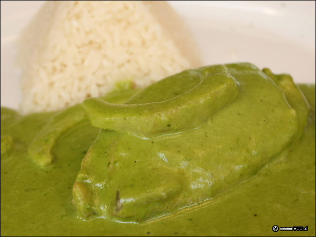 Detalle de Corvina en Salsa de Alcachofas, filete de pescado a la plancha baado en salsa de cilantro y alcachofas acompaado de arroz blanco 1 - El Aj Seco del Inca - Ex El Chaln