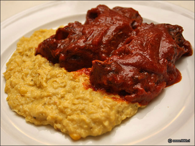 Asado de Tira con Pastelera, carne de larga cocción con salsa de tomates acompañado por cremosa pastelera