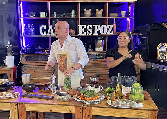 Cómo Como con Alvaro Lois es su nuevo canal de cocina inclusivo en YouTube