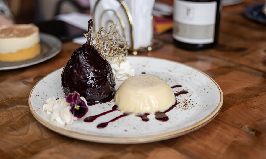 Pera al vino y pannacotta