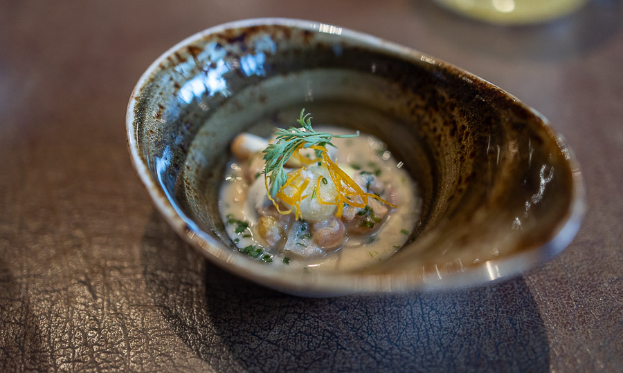 Ceviche de Salmon con palta batida y crocante de papa camote