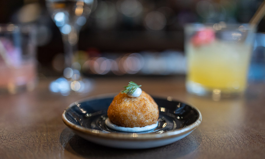 Croqueta de Salmon con mayonesa de ají verde ahumado