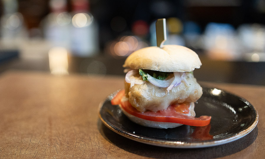 Mini marraqueta de pescado frito con criolla y salsa tártara