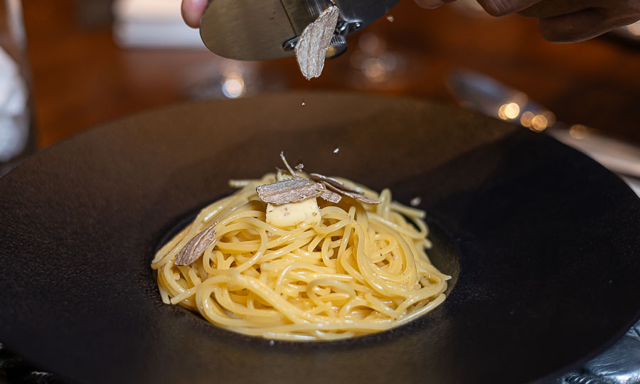Spaghetti al dente con yema de huevo y trufa blanca laminada