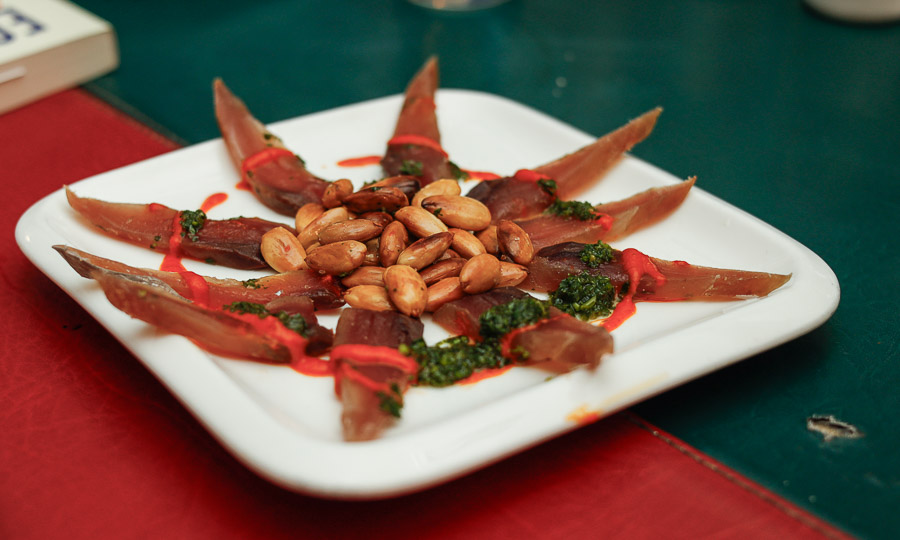 Atún curado junto a almendras tostadas