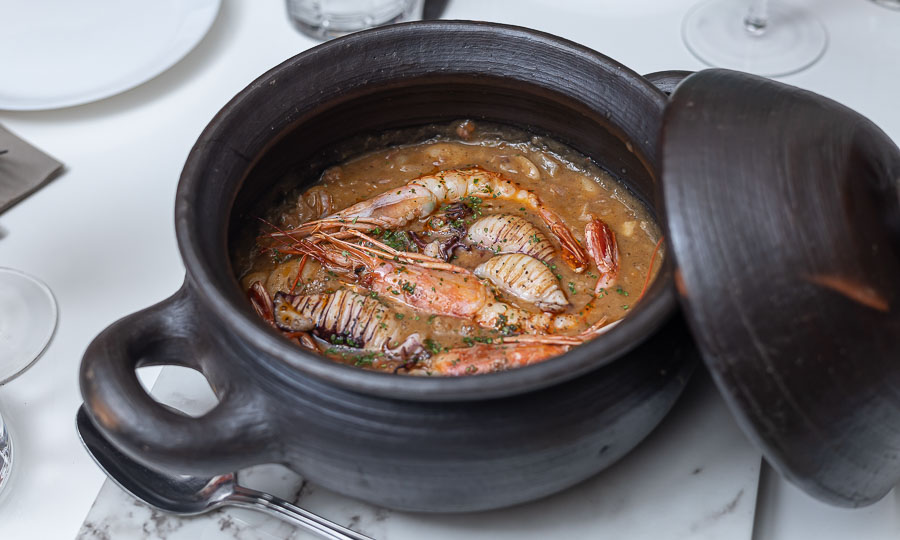Fabes con langostinos a la robata y chipirones de Galicia