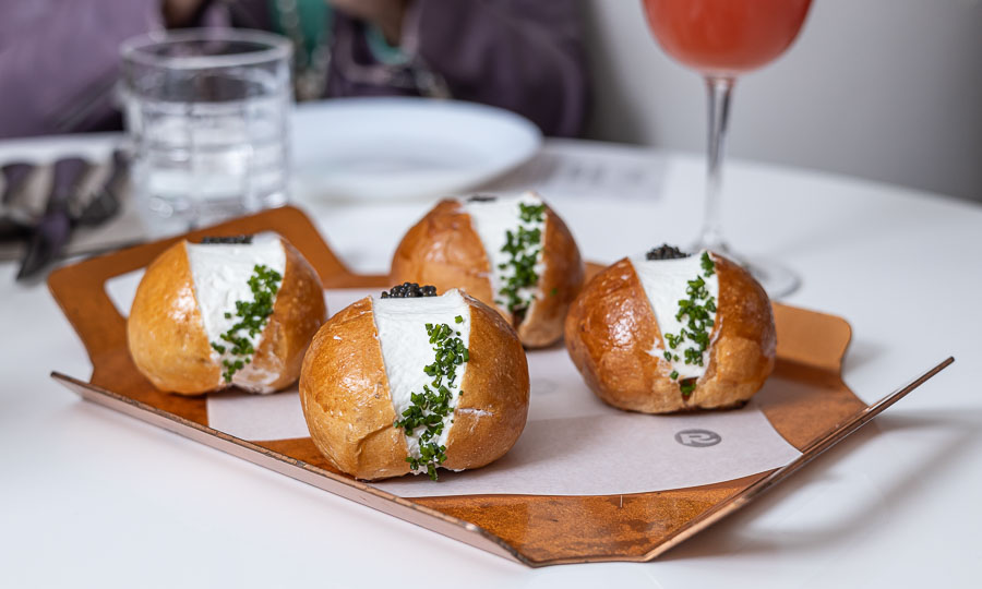 Maritozzo de tartar de trucha ahumada en casa, crema cida y caviar