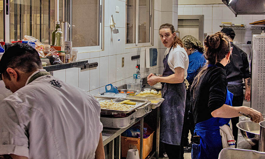 La previa de las cocina para Sociales de la Experiencia Estrellas Michelin en Santiago