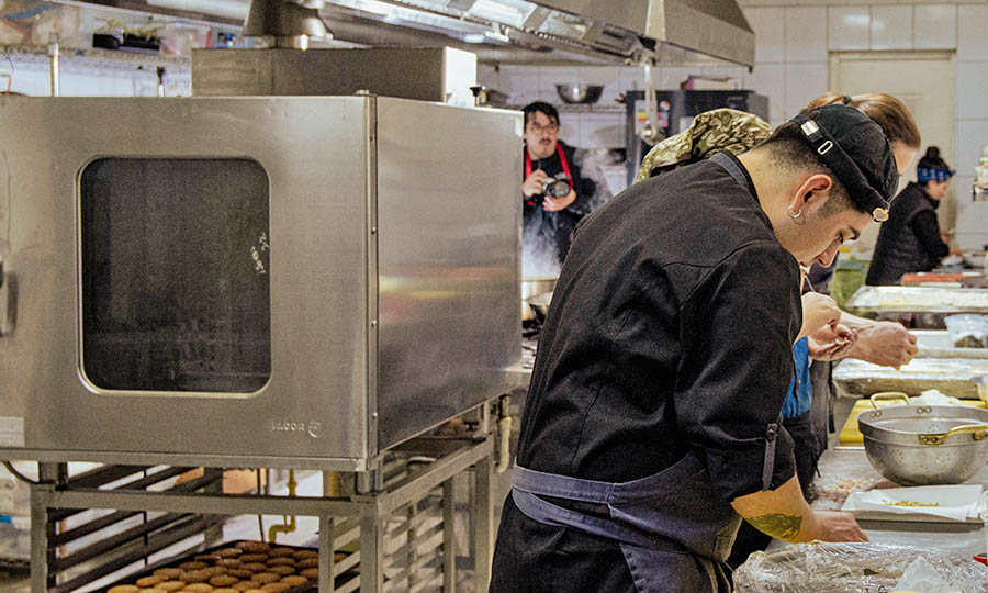 La previa de las cocina para Sociales de la Experiencia Estrellas Michelin en Santiago