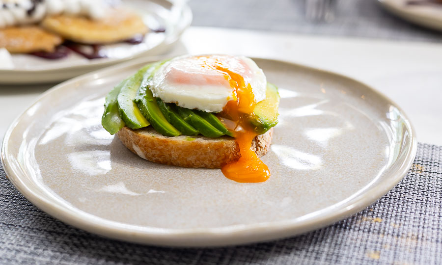 Huevo frito con palta