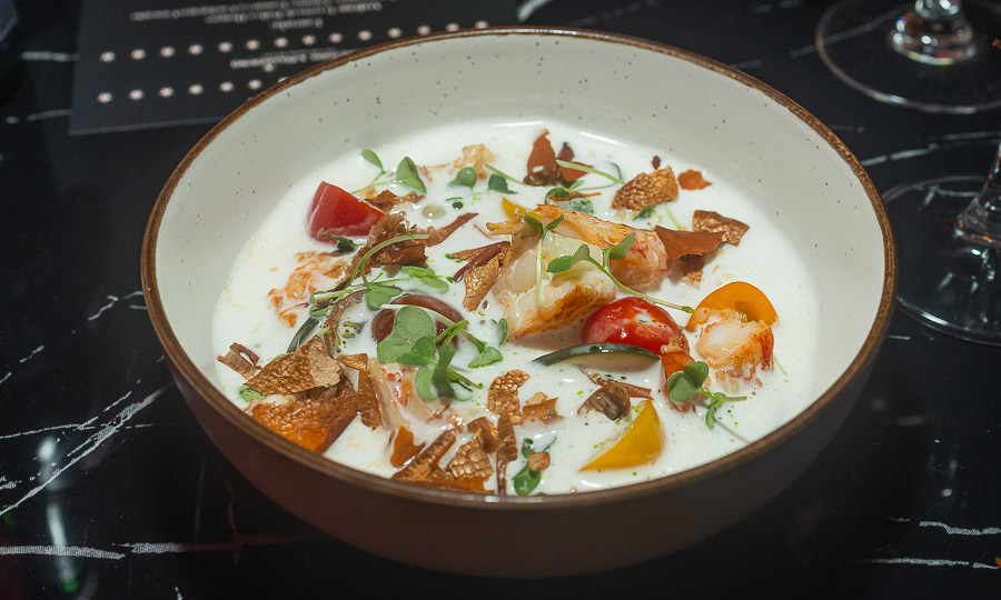 Langostinos, tomates y cochayuyo crocante.