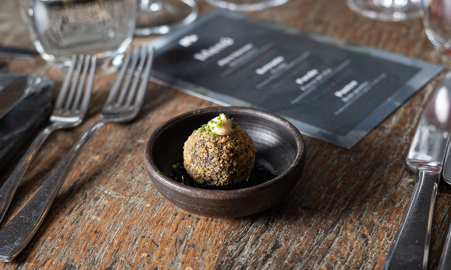 Croqueta de asado de tira con pica di papaya