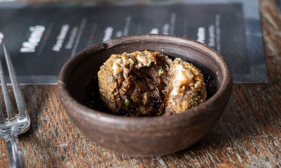Croqueta de asado de tira con pica di papaya
