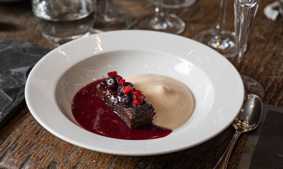 Bolo pretto de frutos secos, crema inglesa y frutos rojos