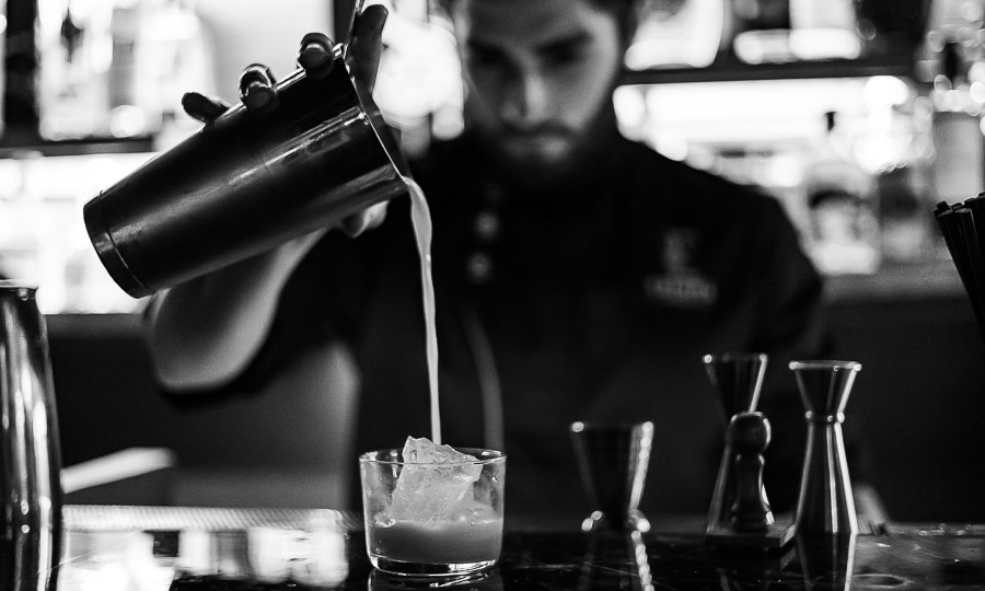 Bartenders de Bar Enigma en acci�n