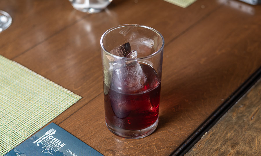 Pichuncho con pisco Bou Legado y Pobrevermut Rosso con tableta de chocolate al merkén