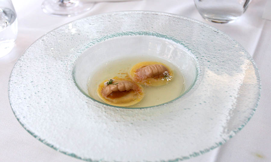 Ravioli relleno de tomate y ganache de foie gras