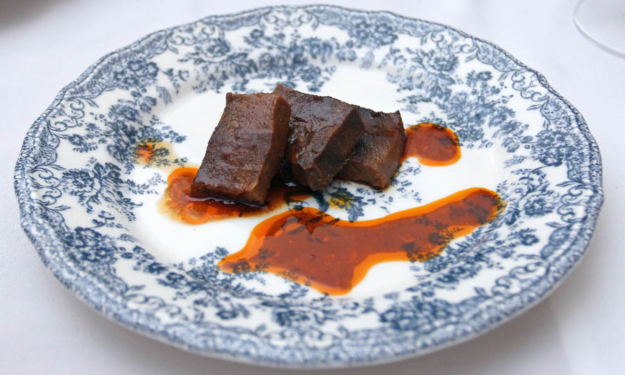 Lengua de wagyu y clásica salsa anticuchera