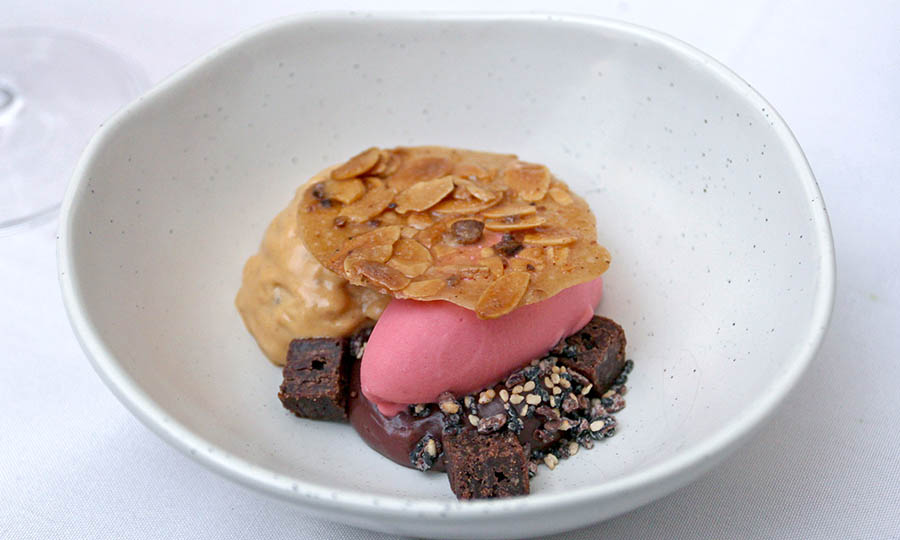 Cremoso, bizcocho, helado de frambuesa con crocante de almendras y avellanas Chilenas