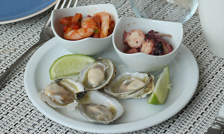 Ostras, cóctel de camarón y ceviche de pulpo