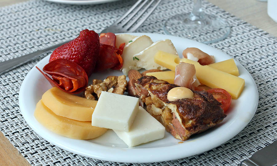 Quesos, charcutería y tortilla