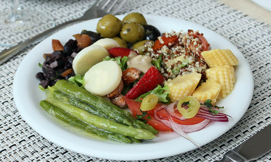 Aceitunas, espárragos, quinua y otras ensaladas