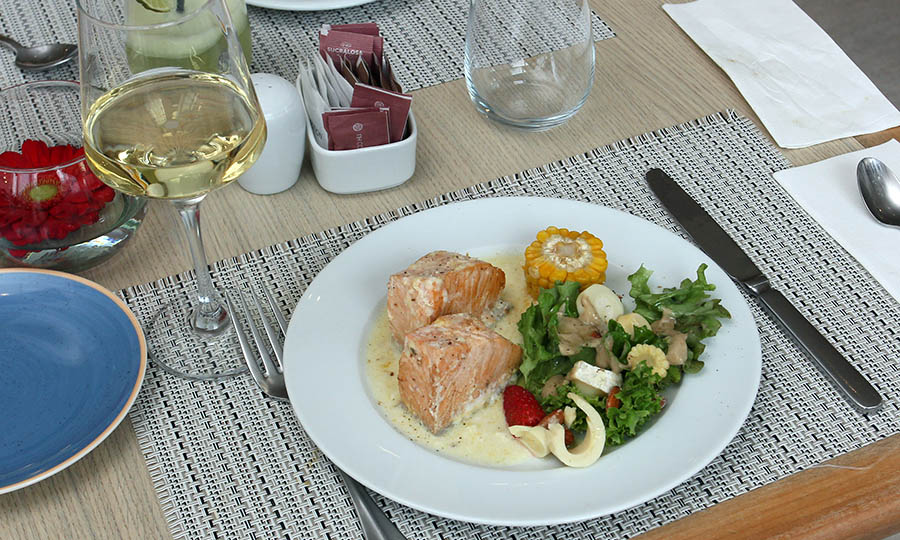 Salmón con su salsa y ensalada