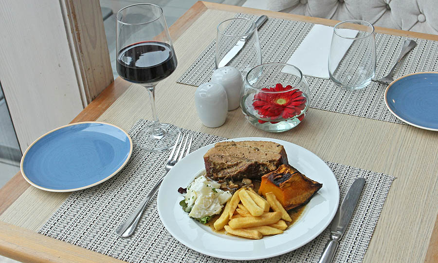 Costillar de cerdo a la chilena con zapallo asado, papas fritas y papas mayo