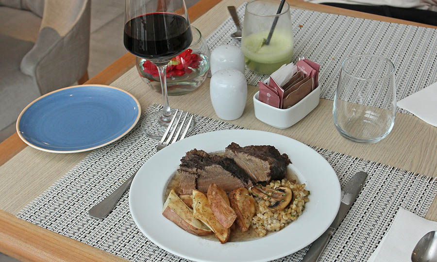 Plateada al demi-glace con guiso de mote y papas asadas