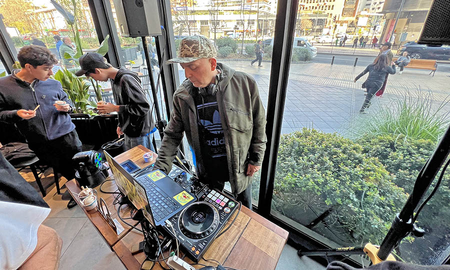 El DJ